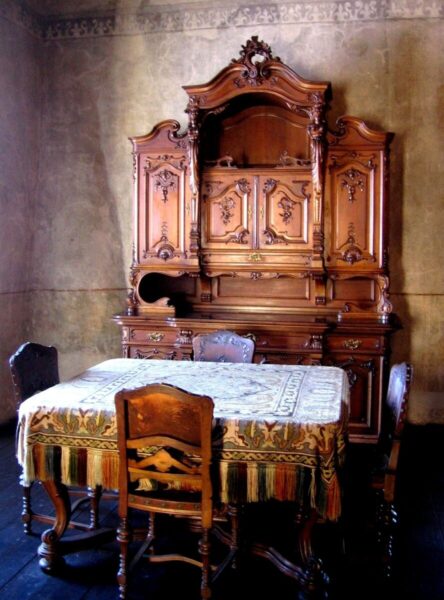 choose-antique-furniture-1