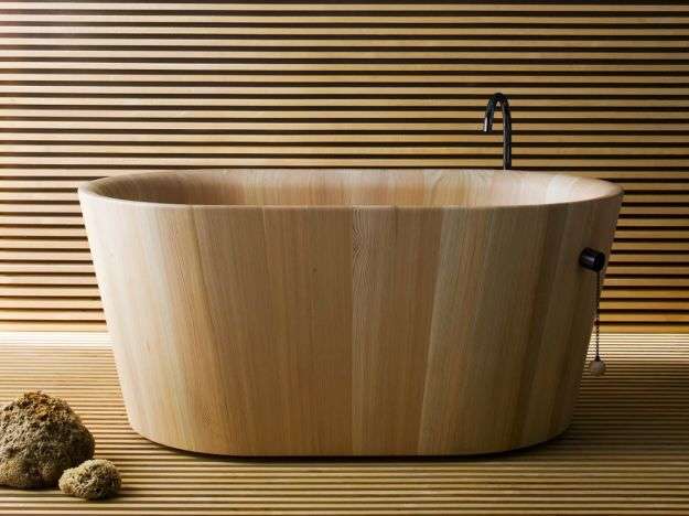 Ofurò freestanding oval wooden bathtub