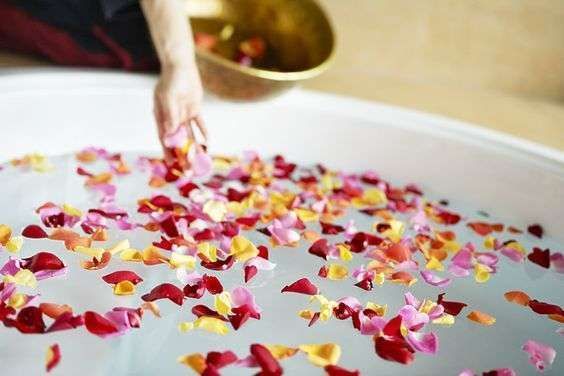 decorate valentines bathroom with flower petals