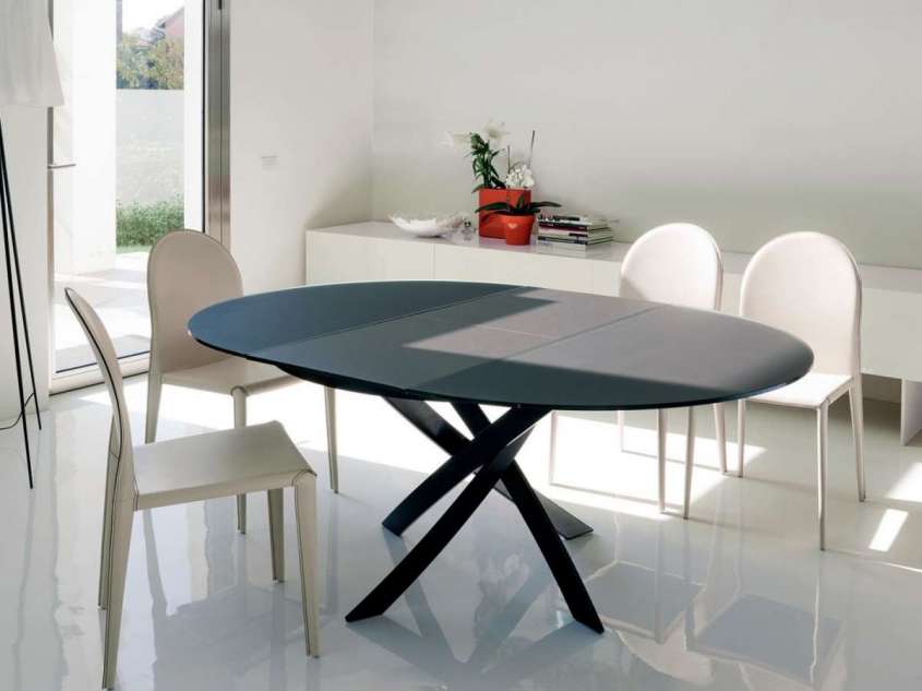 Extendable oval tables