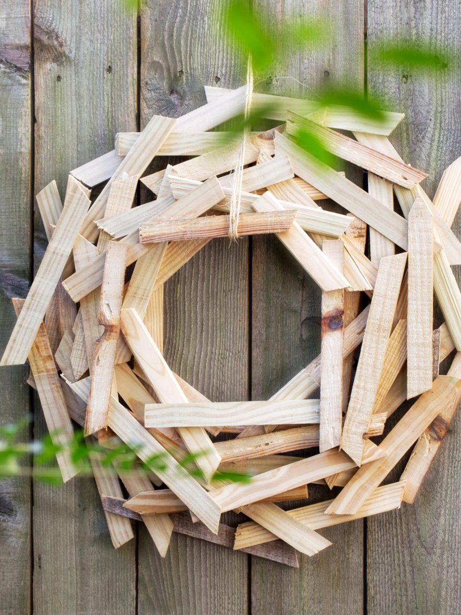 Christmas-decorations-wood-garland