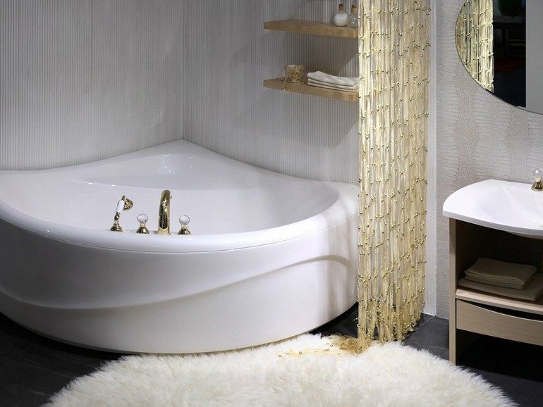 Corner bathtub