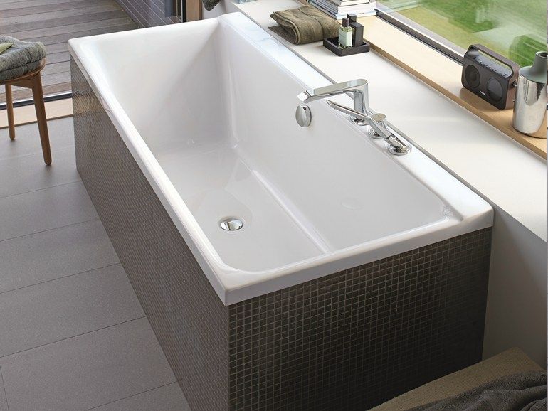 Bathroom furniture with bathtub under the window