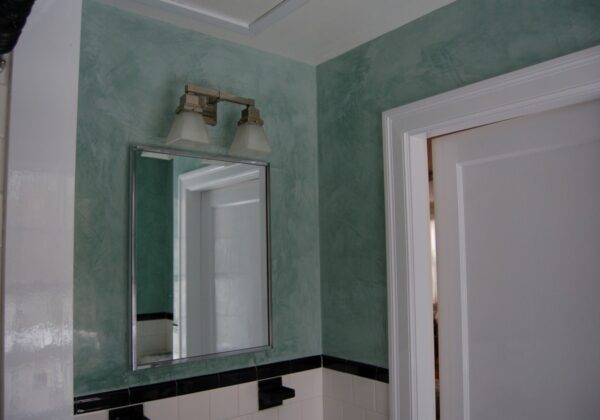 Florentine-green-stucco-in-the-bathroom