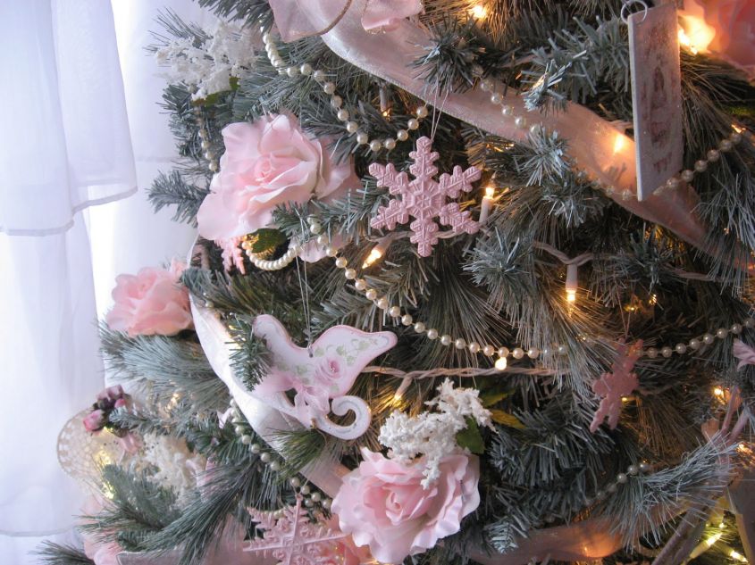 Pink and silver for a chic Christmas