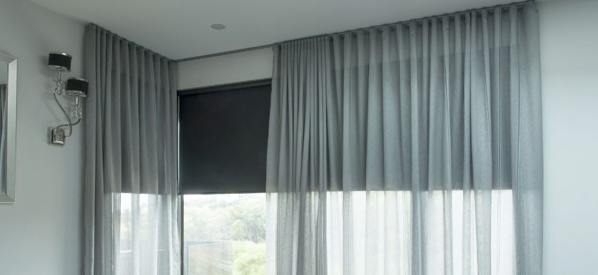 Is It Ok To Put Curtains Over Blinds, Can You Put Curtains On Windows With Blinds
