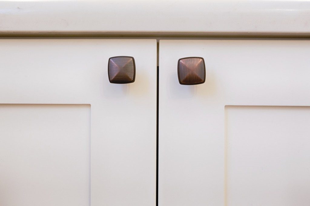 Which is better cabinet knobs or pulls?