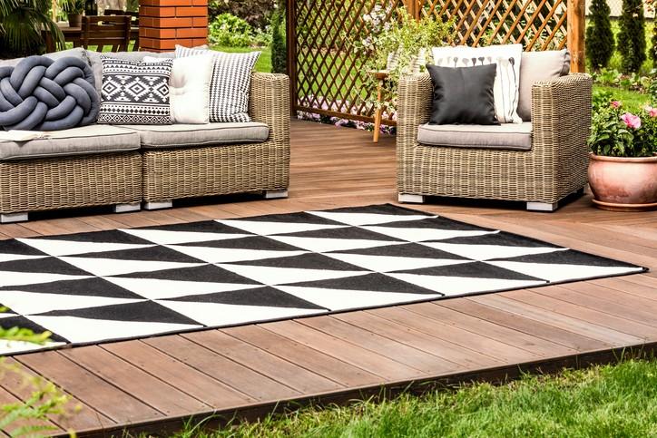 Can I use Liquid Nails for outdoor carpet?