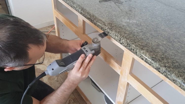 Replacing kitchen countertops without damaging cabinets