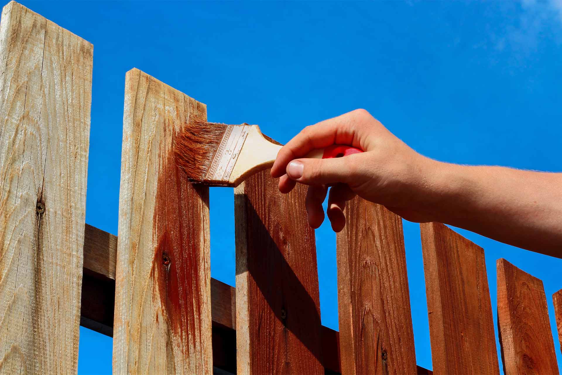 What is the fastest way to sand a fence?