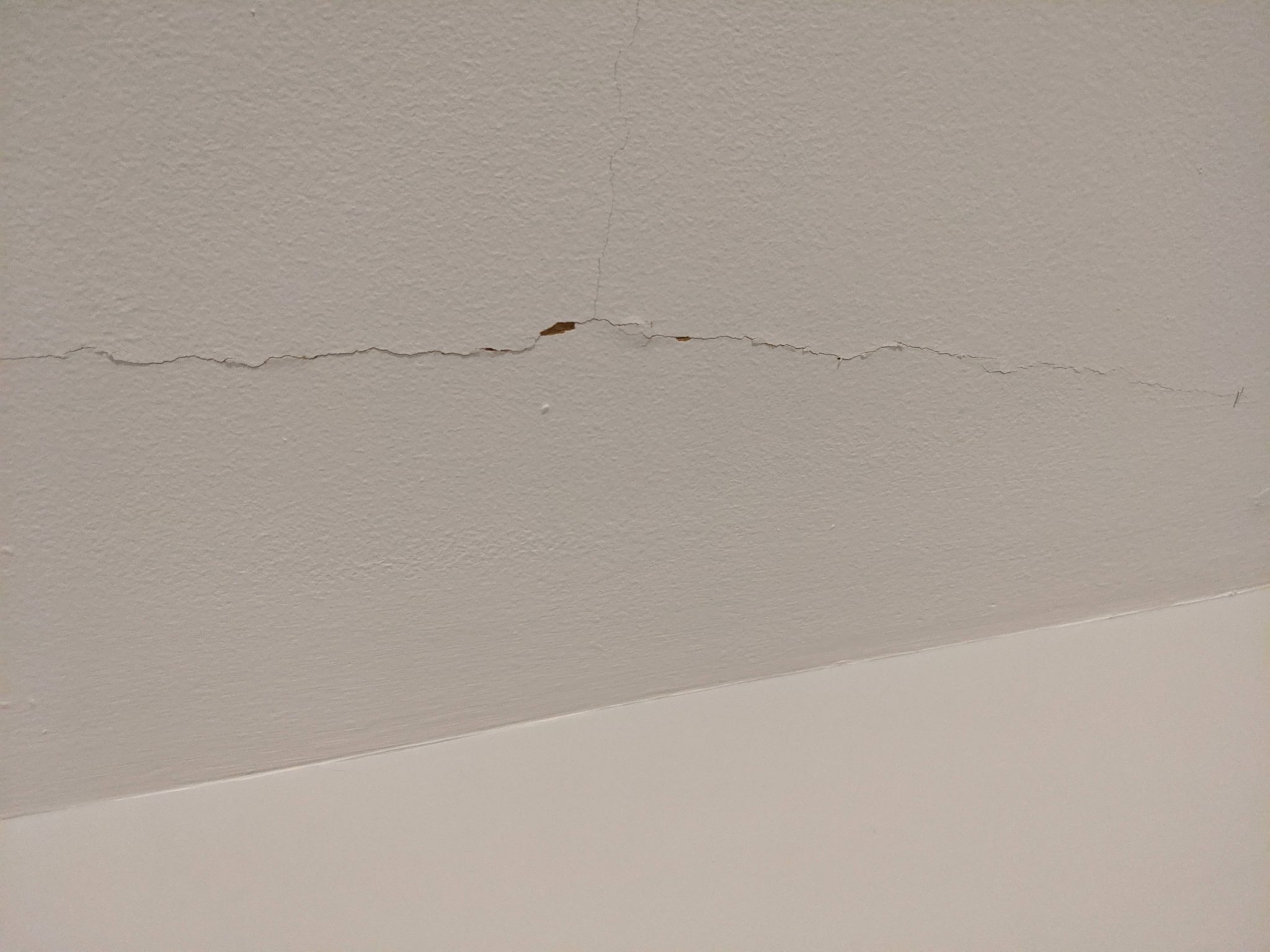 What Causes A Crack In The Ceiling